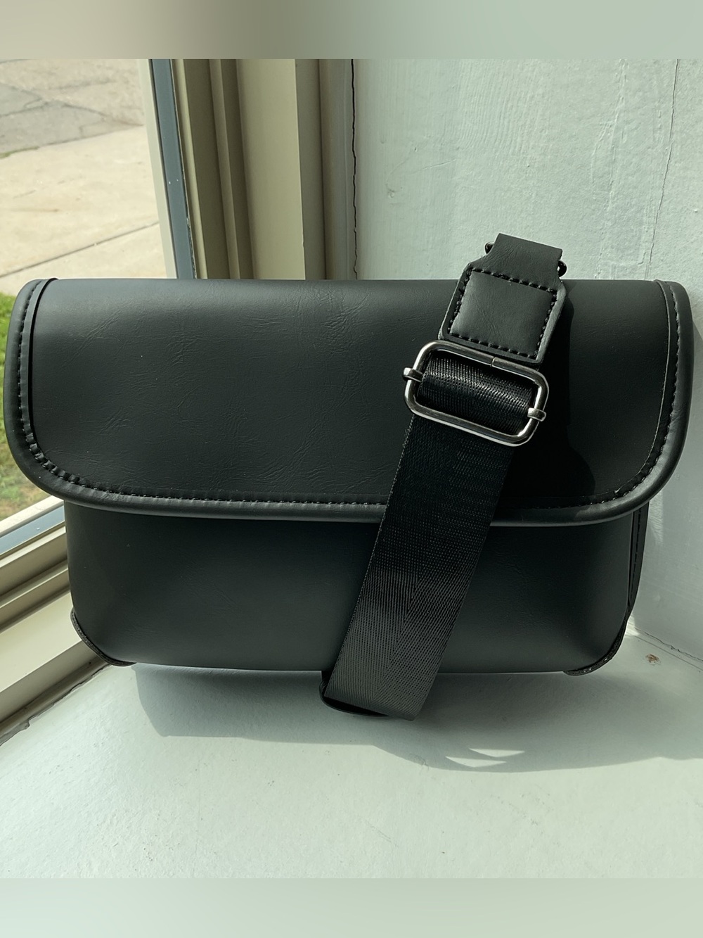 Minimalist Black Crossbody Bag with Adjustable Strap